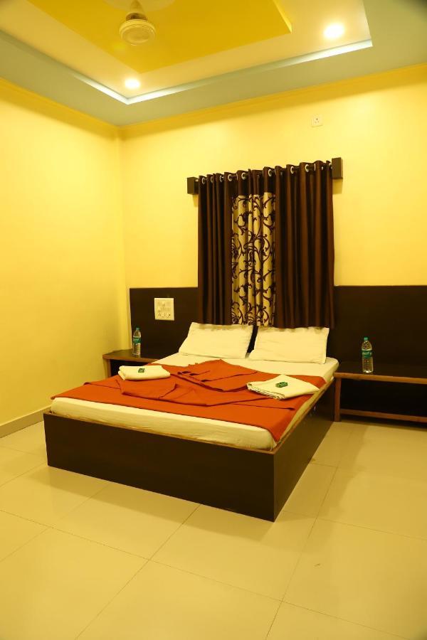 Sai Madhavi Palace Hotel Shirdi Exterior foto